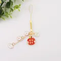 Détail macro du pendentif pomme rouge avec caractères et lettres dorées - Style Pomme (yc5241-8)