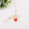 Dettaglio di ciondolo a fragola con catena dorata e targhette bianche su sfondo bianco - Stile Fragola (yc5241-2)
