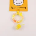 Détail d'un porte-clés à perles jaunes avec mini gobelet de jus et petits canards - Jaune Orange / Alphabet E (yc5247-5)
