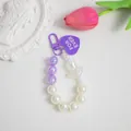 Dettaglio portachiavi a perle con tulipano viola e ciondolo a cuore per borsa o cellulare - Viola