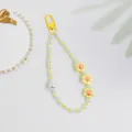 Detalle de colgante de flor amarilla para móvil con perlas y cierre de mosquetón - Amarillo