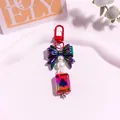 Détail du porte-clés nœud avec pendentif de carte de poker et perles blanches - Rouge Irisé