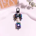 Vue détaillée du pendentif nœud iridescent avec perles blanches et breloque carreau - Noir Irisé