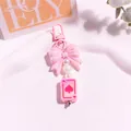 Detail von rosa Schleife Schlüsselanhänger mit Spielkarten-Anhänger und Perlen - Rosa