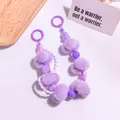 Detail von lila Perlen-Schlüsselanhänger mit weichem Plüsch-Pompon und Ringhaken - Lila