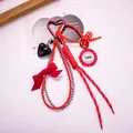 Dettaglio portachiavi cuore rosso con chip da poker e ciondolo in corda intrecciata - C5327-rosso