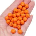 Perline irregolari in acrilico arancione per gioielli fai da te mostrate sulla mano - 10mm (Foro Circa 1.5mm) / Set da 30 / arancio-rosso