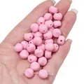 Perline di acrilico rosa irregolari per gioielli fai da te mostrate sulla mano - 10mm (Foro Circa 1.5mm) / Set da 30 / Rosa