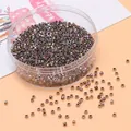 DIY Glasperlen 2.5mm violette Metallic-Glanz mit runder Klarsicht-Aufbewahrungsbox - 2,5 mm (Öffnung 1 mm, 10 g/Packung) / Tungbraun