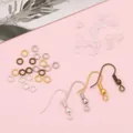 Macro-opname van DIY-sieradenset met oorhaken en buigringen in goud en zilver - Oorhaak Bindring Oordopjes Set / 300 Stuks/Verpakking / Meerkleurig