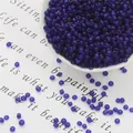 Donkerpaarse matglazen kralen voor DIY sieraden maken in een witte keramische kom - 3mm (Ongeveer 20g/Pak) / Saffierblauw