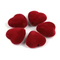 Vijf donkerrode geflokte acryl hartkralen met gaten voor doe-het-zelf sieraden maken - 18mm x 17mm x 9mm (1,5mm Gat) / 10 Stuks Verpakking / Bordeauxrood