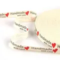 Gros plan du ruban en coton crème avec cœurs rouges et texte artisanal - Handmade with Love (#38)