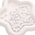 8mm weiße Acryl-Würfelperlen in einer Keramikschale für DIY-Schmuckherstellung - 8mm (50 Stück/Packung) / Weiß