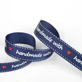 Ruban gros-grain bleu foncé imprimé handmade with avec bordure à couture blanche - Handmade with Heart (Bleu Foncé) (#43)