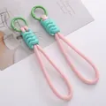Schlüsselanhänger-Set aus geflochtenem Polyester in Makronenfarben Pink, Blau und Grün - Rosa mit hellgrünem Verschluss
