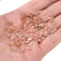 Unregelmäßige Sonnenstein-Glasperlen für DIY-Schmuckherstellung in der Hand - 3-5mm (20 Stück/Packung) / Sonnenstein