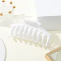 Nahaufnahme einer mattweißen 11 cm Haarklammer mit glattem Mehrzahn-Verriegelungsdesign - Weiß
