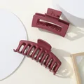 Detail van matte donker bordeauxrode haarklemmen set met rechthoekige ontwerpen - Bordeauxrood