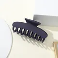 Pinza de pelo grande azul marino mate mostrada con accesorios geométricos elegantes - Azul tinta