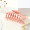 Makro-Detail der 11cm rosa mattierten Haarklammer mit starkem Halt und Frost-Effekt - Lotosrosa