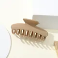 Primer plano de una pinza de pelo mate caqui grande para peinados de cabello grueso - Caqui