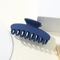 Vista dettagliata di una grande clip per capelli blu navy opaco per acconciature - Blu scuro