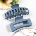 Detail van matblauwe grote haarklemmen set met elegante matte afwerking en stevige grip - Blauwgrijs