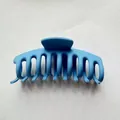 Matte Morandi blaue 11cm große Haarklammer mit abgerundeten Zähnen und starker Feder - Hellblau