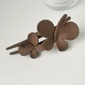 Matte dunkelbraune Schmetterlings-Haarklammer mit zweilagigem Design und glattem Finish - Braun