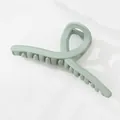 Detail der 13 cm großen mattgrünen Haarklammer mit rutschfestem Finish und Metallfeder - Hellblau