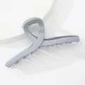 Detail der 13cm graublauen matten Haarklammer mit strukturiertem Kreuz-Twist-Design - Grau