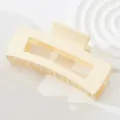 Dettaglio della molletta per capelli rettangolare color crema opaco con denti forti - Bianco Sporco