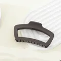 Matte dunkelbraune geometrische Haarklammer mit rechteckigem Ausschnitt und festem Griff - Dunkelkaffee