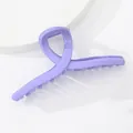 Vista dettagliata di una pinza per capelli viola opaca con design a croce intrecciata - Stile Torsione Incrociata (419VI) / Viola Chiaro