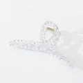 Dettaglio ravvicinato di un fermaglio in acrilico trasparente con taglio a diamante - Bianco