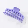 Dettaglio della grande pinza per capelli viola opaco che mostra denti e texture - Stile Arcuato Classico (416VI) / Viola Taro