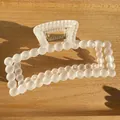 Détail de la pince à cheveux perlée blanc mat translucide avec ressort doré - Blanc