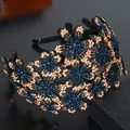 Vue détaillée des motifs de fleurs en cristal bleu et champagne sur le serre-tête large - Orange