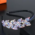 Detalle de diadema floral con cristales de colores y diseño interior antideslizante - Azul