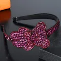 Dettaglio di strass in cristallo e denti antiscivolo sul cerchietto per capelli viola - Rosso