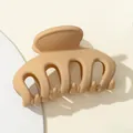Nahaufnahme der 7cm mattbeigen Haarklammer mit glatter Textur und robustem Federmechanismus - Khaki