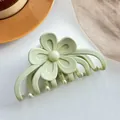 Vue détaillée de la pince à cheveux fleur vert menthe mate sur fond en tissu élégant - Vert Menthe