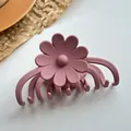 Detailansicht der staubrosa Blumen-Haarklammer mit matter Textur und Gänseblümchen-Design - Roter Stil 1