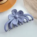 Détail d'une pince à cheveux mate en forme de fleur lilas avec dents de maintien - Lilas