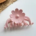 Detail einer rosa matten Gänseblümchen-Haarklammer mit großem Blumenharz-Design - Rot Stil 2