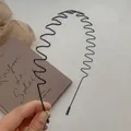 Dettaglio del cerchietto a onde in metallo nero con punte in silicone per comfort e presa - Stile a Onde a Z (D)