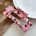 Detail der rosa Weihnachts-Haarklammer mit festlichem Weihnachtsmann- und Schneemann-Druck - Schneemann