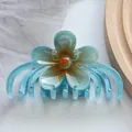 Dettaglio della clip per capelli a fiore blu traslucido con centro color ambra - Blu