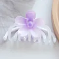 Dettaglio del fermaglio per capelli a fiore viola con petali in resina semitrasparente - Bianco Viola